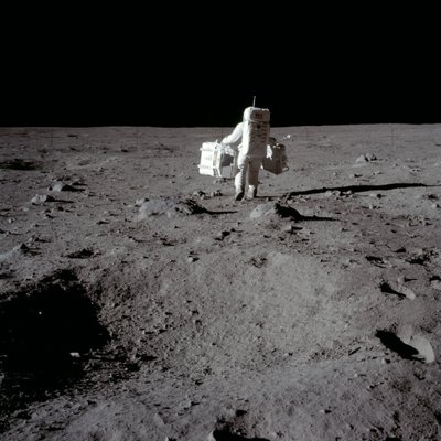 Buzz Aldrin effectue une expérience sur la surface lunaire, mission Apollo II, juillet 1969 - Neil Armstrong