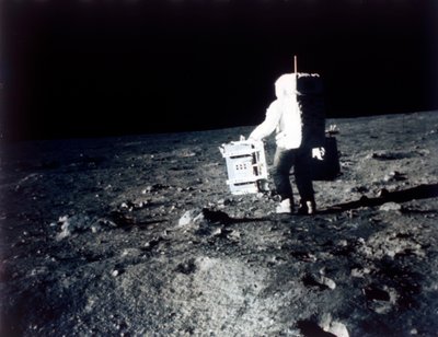 Buzz Aldrin effectue une expérience sur la surface lunaire, mission Apollo II, juillet 1969 - Neil Armstrong