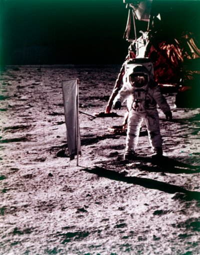 Buzz Aldrin déploie un collecteur de vent solaire sur la surface de la Lune, mission Apollo 11, juillet 1969 - Neil Armstrong