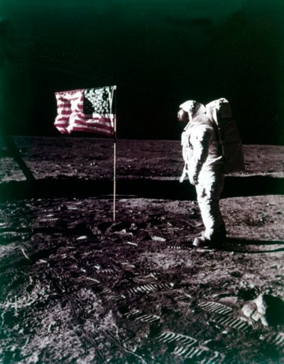 Buzz Aldrin à côté du drapeau américain sur la surface de la Lune - Neil Armstrong