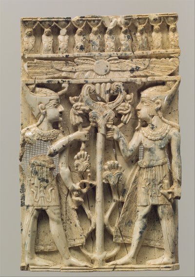 Plaque de meuble sculptée en haut relief avec deux figures égyptisantes flanquant un arbre à volutes, c.9e-8e siècle av. J.-C. - Neo Assyrian