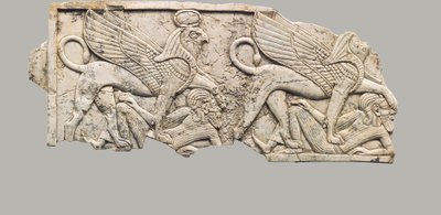 Plaque de meuble sculptée en relief avec deux sphinx à tête de faucon piétinant des captifs, 9e-7e siècle av. J.-C. - Neo Assyrian Neo Assyrian