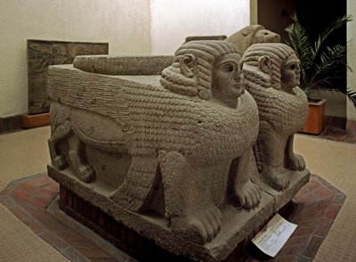 Art néo-hittite : base de colonne en basalte décorée de sphinx. Du site de Samal (actuel Sam