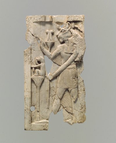 Plaque de meuble sculptée en relief avec figure à tête de lion, c.8e-7e siècle av. J.-C. - Neo Assyrian
