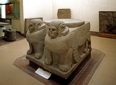 Art néo-hittite : base de colonne en basalte décorée de sphinx. Du site de Samal (actuel Sam