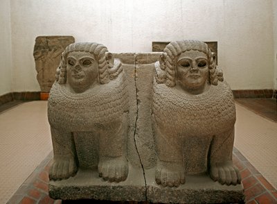 Art néo-hittite : base de colonne en basalte décorée de sphinx - Neo Hittite