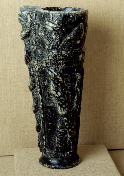 Civilisation sumérienne : vase à libation en stéatite du prince Gudea (2141-2122 av. J.-C.). Il est décoré de dragons et de serpents. Dim. 23 cm Paris, Musée du Louvre - Neo Sumerian Neo Sumerian