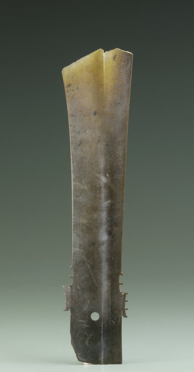 Ciseau fourchu (zhang), culture Qijia, vers 2500-2000 av. J.-C. (jade) - Neolithic Period Chinese School