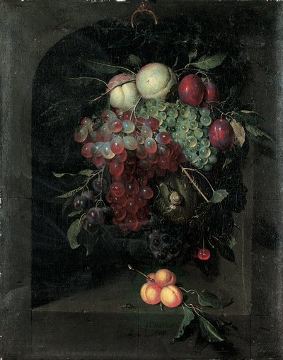Guirlande de raisins, pêches, prunes et cerises avec un escargot dans une niche en pierre avec un bouquet d