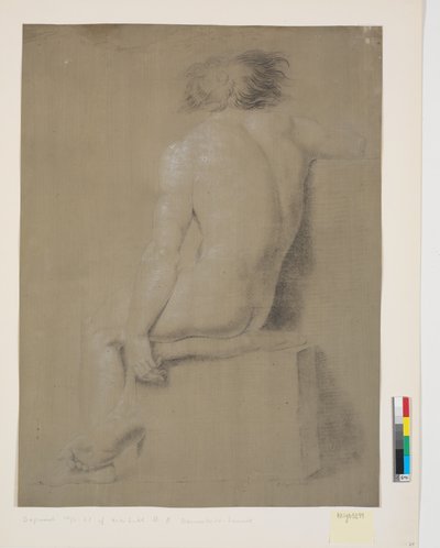 Modèle assis sur un piédestal haut avec coussin. Vu de dos. Bras droit coupé. Bras gauche pendant. Jambes croisées - Nicolai Abildgaard