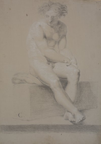 Modèle assis sur un socle avec coussin. Les mains se rejoignent sur la cuisse gauche. Les pieds sont croisés - Nicolai Abildgaard