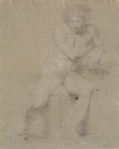 Modèle assis sur un plinthe avec un coussin. Vue de face. Main droite sous l