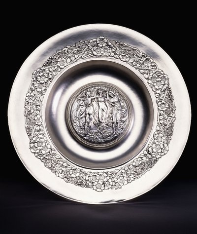 Printemps, un grand plat à eau de rose en argent de Ramsden et Carr - Omar and Carr Alwyn Ramsden