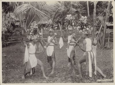 Garçons indiens en costumes dansant avec des kriss en main - Onnes Kurkdjian