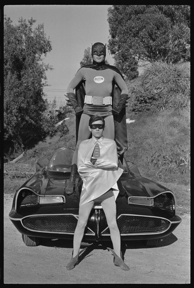 Batman et Robin et la Batmobile sur le plateau de la série TV 