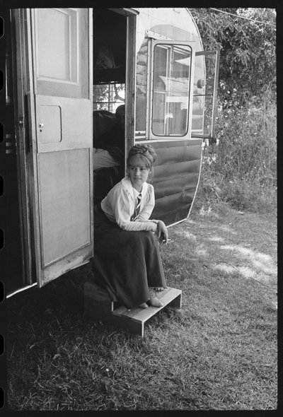 Jeanne Moreau près de sa caravane d