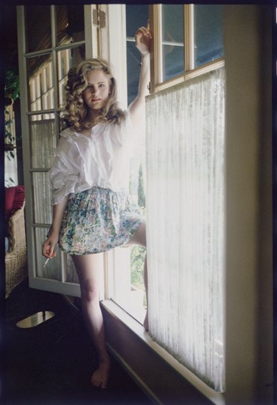 Jennifer Jason Leigh avec une cigarette - Orlando Suero