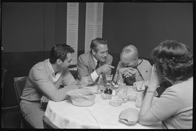 Paul Newman, Mort Sahl et Joanne Woodward plaisantant au dîner - Orlando Suero