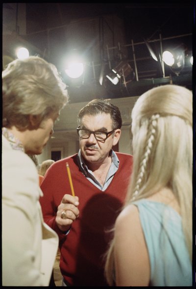 Russ Meyer sur le plateau de 