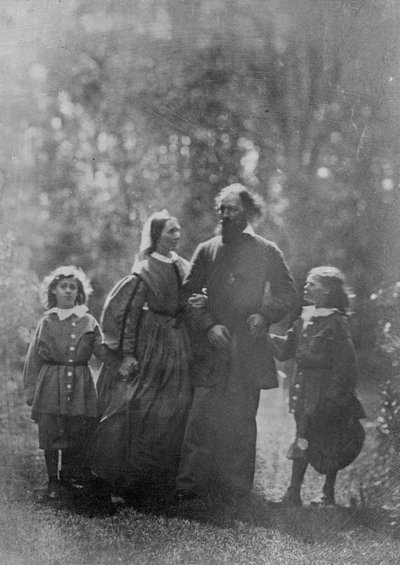 Alfred, Lord Tennyson avec sa femme Emily et ses deux fils, Hallam et Lionel, vers 1862 (impression albuminée) - Oscar Gustav Rejlander