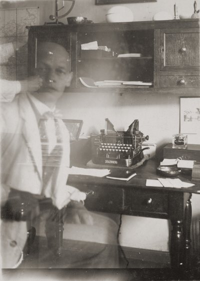 [Autoportrait à la machine à écrire, atelier de Prellerstrasse] - Oskar Schlemmer
