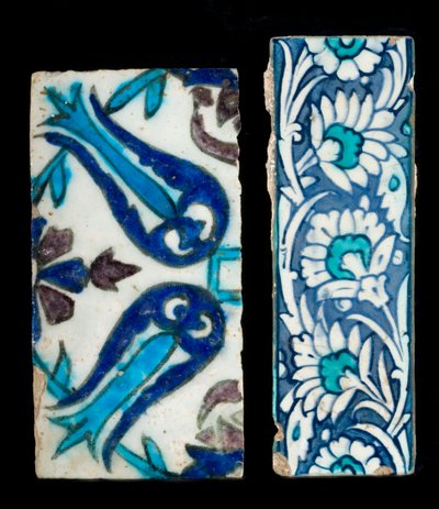 Deux fragments de carreaux en céramique ottomane du XVIIe siècle de Syrie - Ottoman School