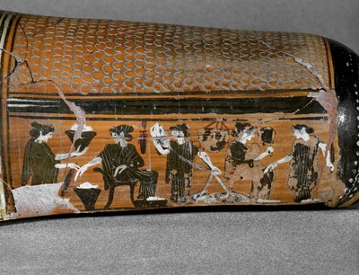 Onos ou épinetron, rainure de protection de la hanche au genou que les femmes grecques utilisaient lorsqu