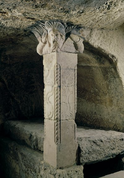 Colonne de la crypte, avec la tête de Moïse formant le chapiteau, 415 après J.-C. - Paleo Christian