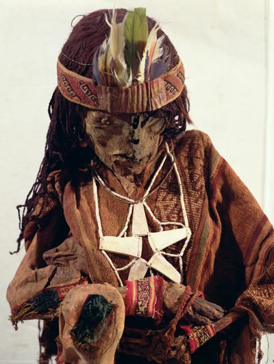 Momie ornée de bijoux en os, vers 200 av. J.-C. - Paracas Culture