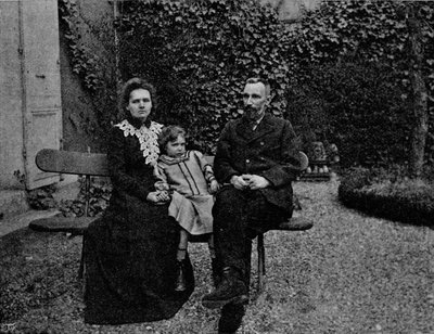 M. et Mme Curie dans le jardin de leur maison parisienne - Paris Ellis