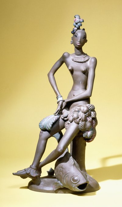 Une danseuse africaine assise avec un grand poisson à ses pieds, une figure en terre cuite de Karlsruhe - Paul Scheurich