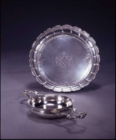 Passoire à orange George II, bol circulaire avec deux poignées en forme de coquille et de volute - Paul de Lamerie