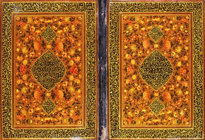 Reliure de Coran Qajar, peinte avec un motif floral et un médaillon contenant une inscription en thuluth, vers 1801-2 - Persian School