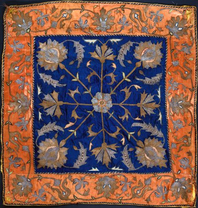 Une bocha composée de satin bleu brodé de fil d