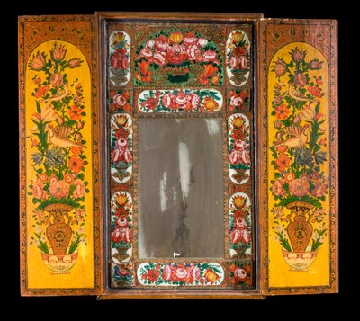 Grand miroir Qadjar polychrome laqué, avec les portes ouvertes révélant l
