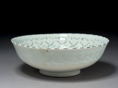 Bol Gombroon, Iran, période safavide (pâte de pierre avec décoration ajourée et sous-glaçure noire) - Persian School