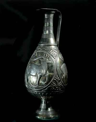 Art persan : carafe en argent décorée de médaillons représentant des cerfs. Ve-VIIe siècle. Collection privée - Persian School