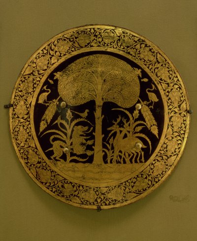 Assiette avec une bordure de fleurs stylisées entourant une scène d