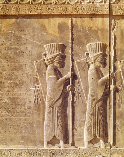 Relief représentant deux archers et une inscription persane ancienne, de l