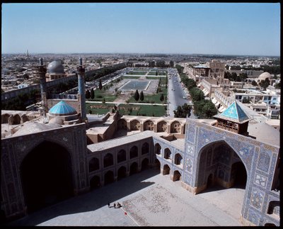 Vue sur la ville depuis la place royale, le corridor de la mosquée Jameh, à droite la mosquée sheik Lotfolla, à gauche la mosquée Ali Qapu - Persian School