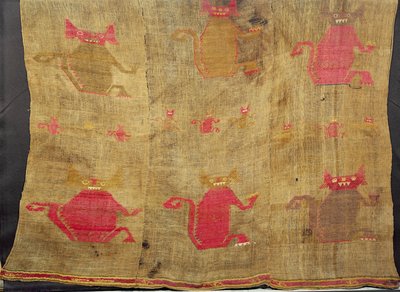 Linceul péruvien; coton et vigogne brodés en laines colorées, pré-conquête (15ème siècle) - Peruvian School