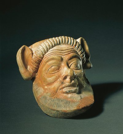 Art phénicien: masque en terre cuite représentant une faune. D