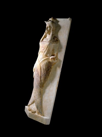 Civilisation phénicienne : couvercle de sarcophage en marbre sculpté représentant une femme (couchée). 4ème-3ème siècle av. J.-C. Carthagène, Musée d