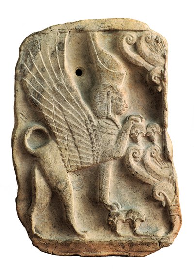Pinax décoré avec Sphinx à double couronne égyptienne protégeant l