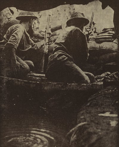 Soldats australiens dans une tranchée remplie d