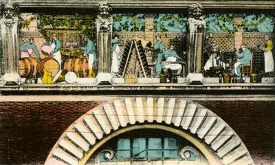 Frise au-dessus de la porte représentant les différentes étapes du travail du vin, Reims, rue de Mars, entrée de la Maison des Champagnes Veuve Clicquot (Clicquot-Ponsardin) (carte postale colorisée) - Photographer French