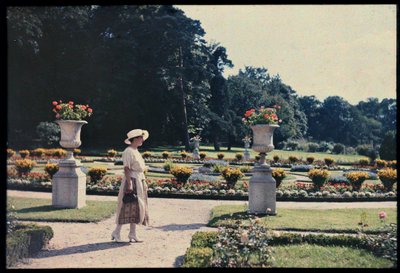 Femme se promenant dans le jardin de Bagatelle, Paris, vers 1920 (photo) - Photographer French