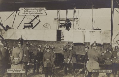 Un marin dans la gondole du Zeppelin LZ III au champ de tir de Tegel, Berlin - Photographer German