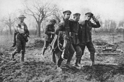 Camaraderie : prisonniers anglais avec un Allemand blessé en route vers le poste de secours - Photographer German