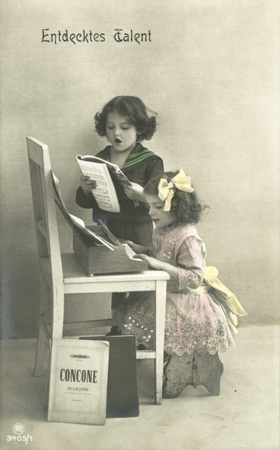 Enfants chantant (photo couleur) - Photographer German